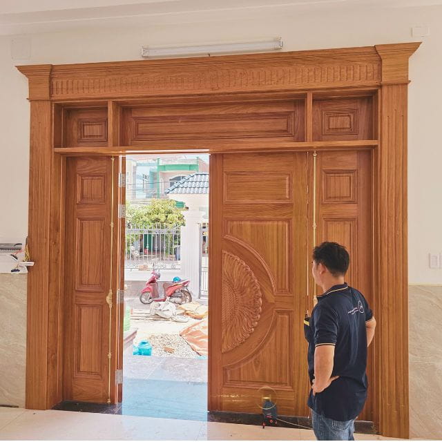 Cửa gỗ phòng ngủ bị xệ cánh, khó đóng: Nguyên nhân và 3 cách tự sửa tại nhà 3 Bào bớt phần mộc bị cạ nền