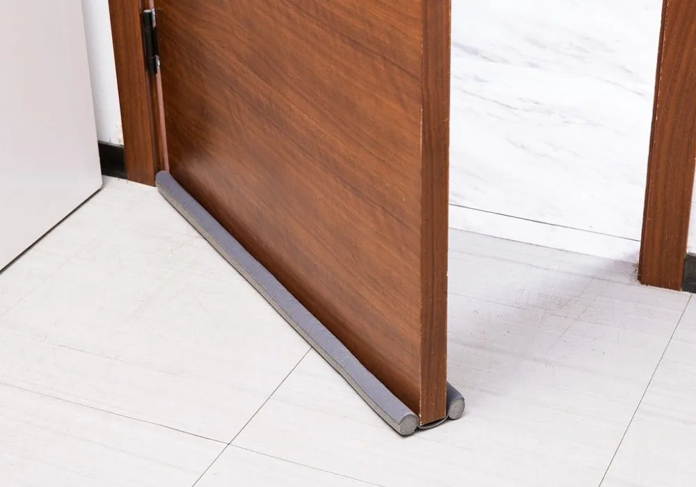 5 Giải pháp cách âm cửa gỗ phòng ngủ triệt để, đảm bảo sự riêng tư tuyệt đối 2 Lắp thanh chặn đáy cửa (Ron chân cửa)