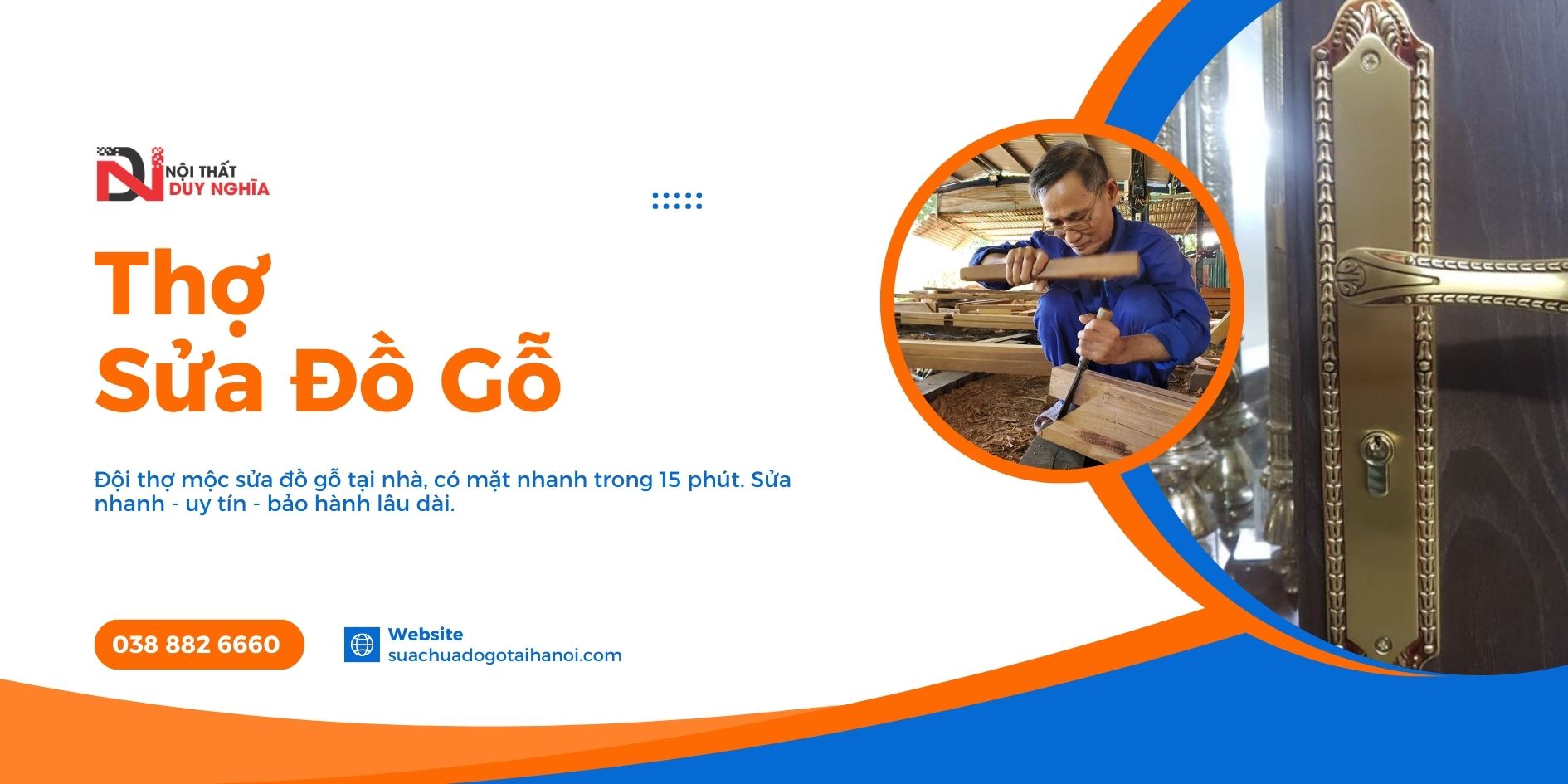 Thợ mộc Duy Nghĩa dùng đục sắc bén khoan lắp khóa cửa gỗ điện tử vân tay tại Hà Nội không làm xước gỗ